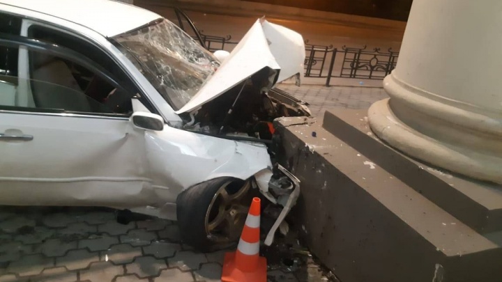 В Иркутске иномарка вылетела на тротуар и врезалась в колонну бывшего иняза. Пострадали три человека