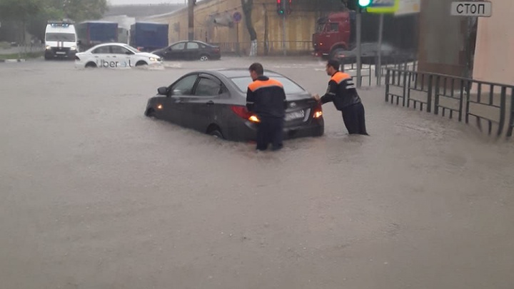 Воды выше колена: в Новороссийске затопило улицу и машины во время сильного дождя
