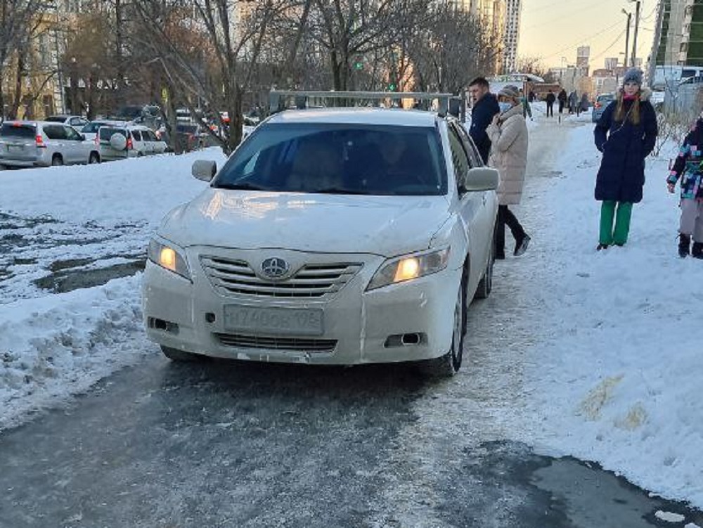 «Чуть не наехал на жену с ребенком»: в Екатеринбурге сняли на видео автохама на Toyota, ехавшего по тротуару