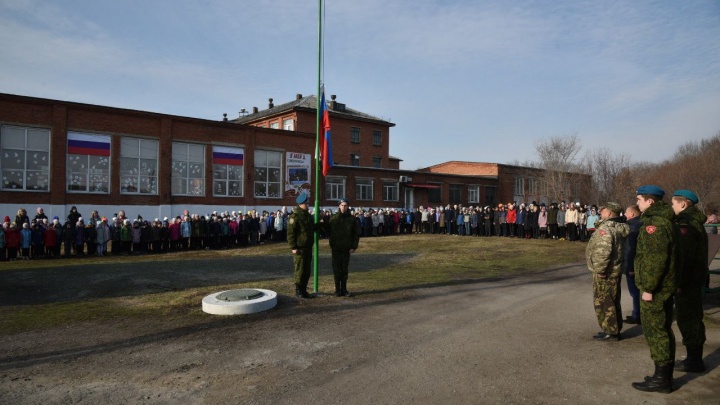 Занятия школьников в Кузбассе начались с поднятия флага и исполнения гимна: смотрим фото и видео
