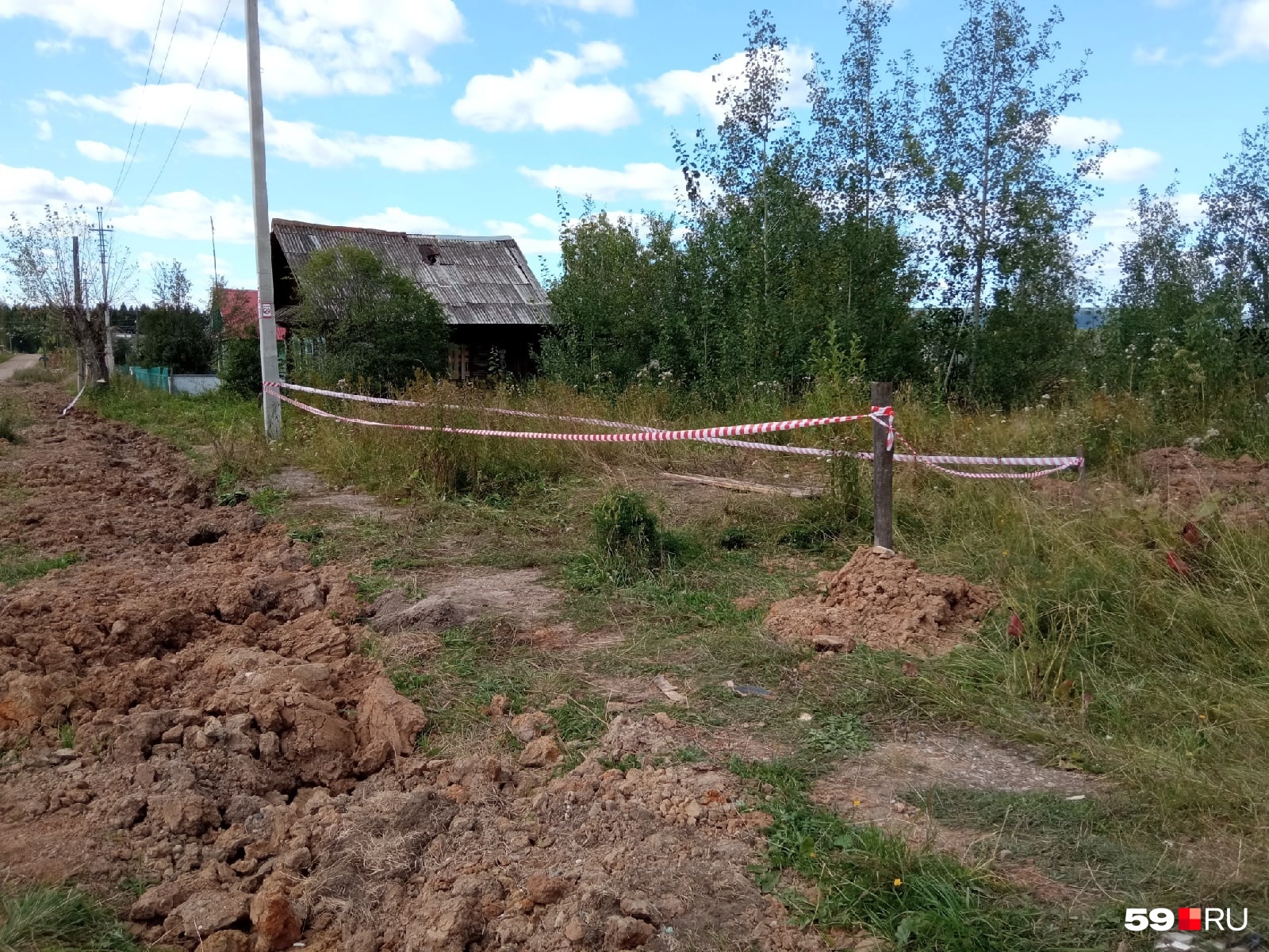 Место, где нашли тело ребенка, огорожено Место, где нашли тело ребенка, огорожено