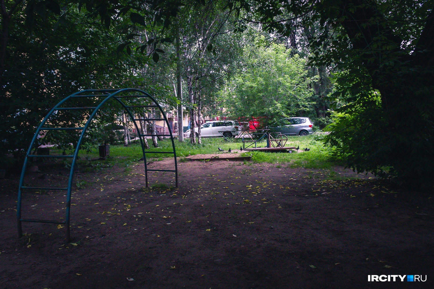 Детская площадка во дворе дома на Киевской