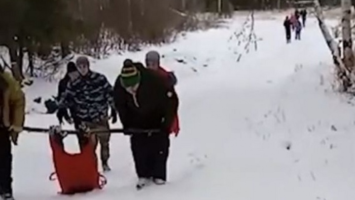 Два часа тащили на самодельных носилках: в Свердловской области росгвардейцы спасли туриста из Прикамья, упавшего со скалы