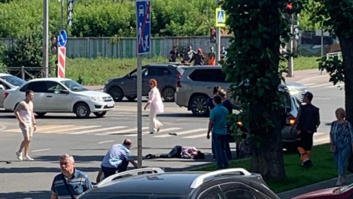 На пешеходном переходе в центре Перми автомобиль сбил двух женщин