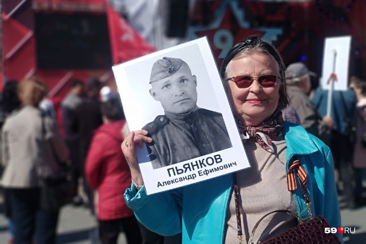 Вера Максименко каждый год участвует в «Бессмертном полку» с портретом своего папы Вера Максименко каждый год участвует в «Бессмертном полку» с портретом своего папы