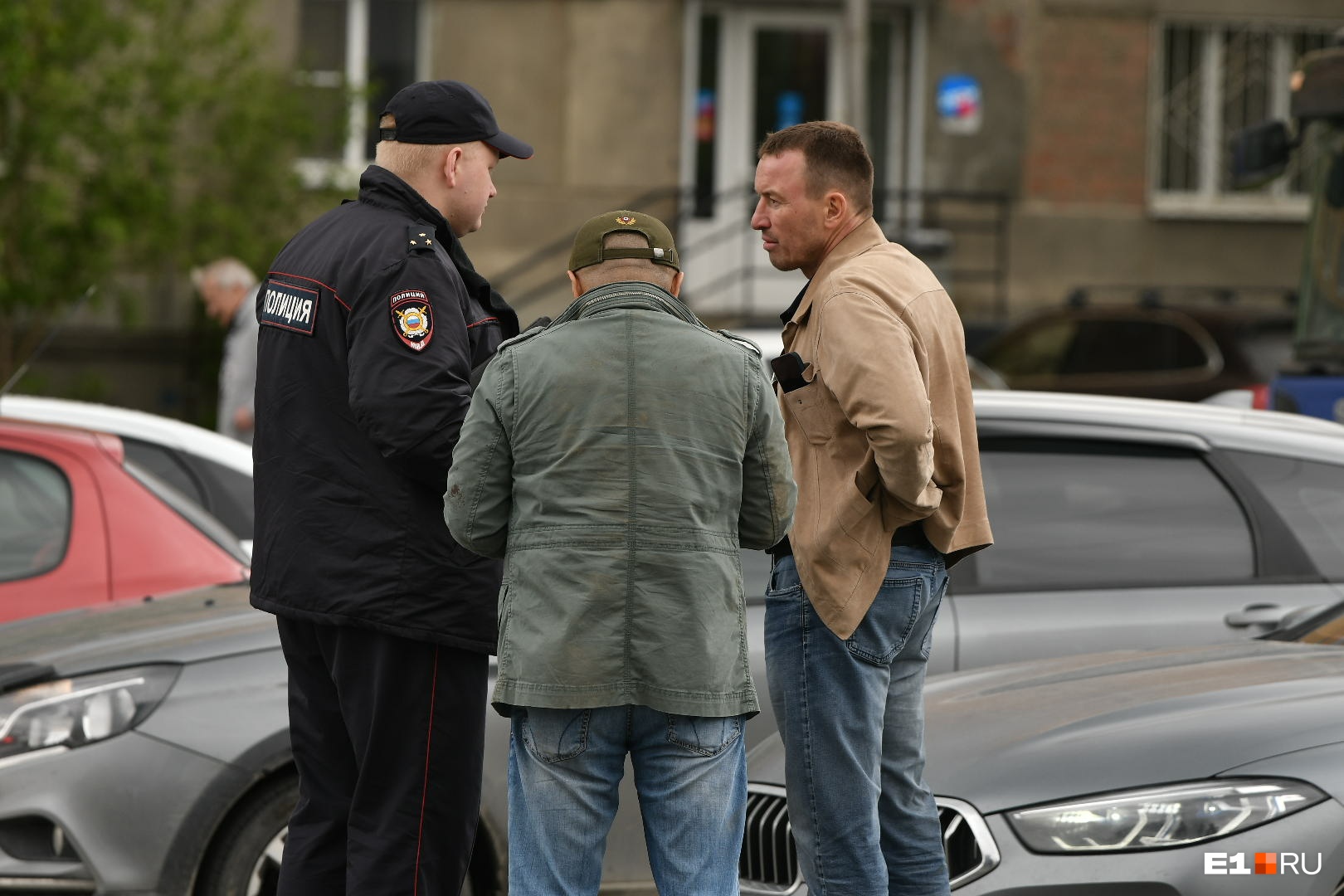 Юрий Мезенцев (справа) и Андрей Хан беседуют с полицейским на месте происшествия