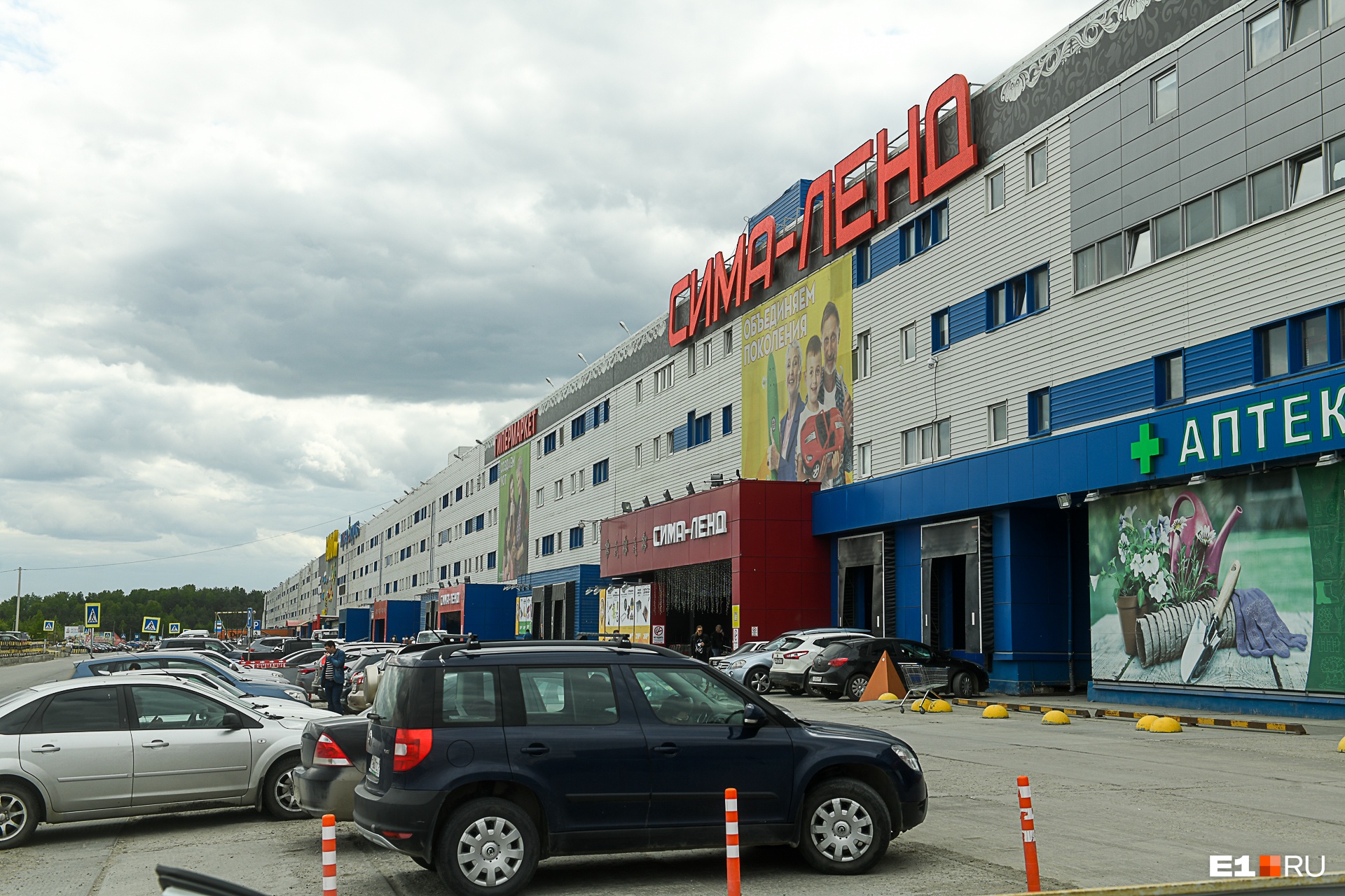 Вместо западного гипермаркета в гигантском торговом центре решили открыть еще один «Сима-ленд»