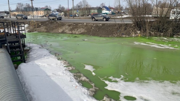 Талая вода в кювете на окраине Нефтеюганска окрасилась в ярко-зеленый цвет