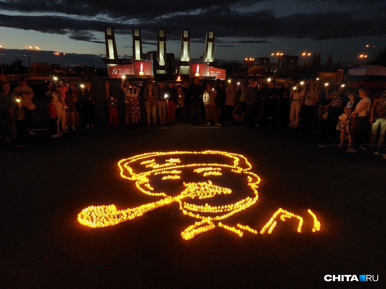 Портрет легендарного снайпера создали из свечей в Чите