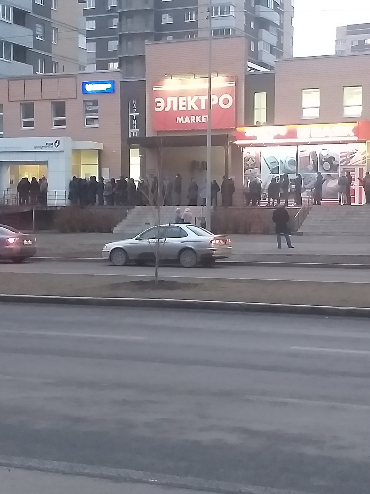 Такая картина замечена около отделения на улице Прокопия Артамонова. В очереди около 30 человек Такая картина замечена около отделения на улице Прокопия Артамонова. В очереди около 30 человек