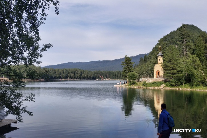 Теплые озера привлекают сотни туристов каждые выходные