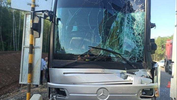 Автобус с возвращавшимися из Казани туристами попал в ДТП на трассе М-5 в Челябинской области