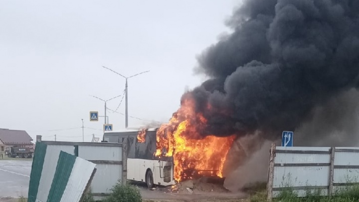 Пламя и клубы черного дыма: появилось видео с горящим автобоусом в Северодвинске