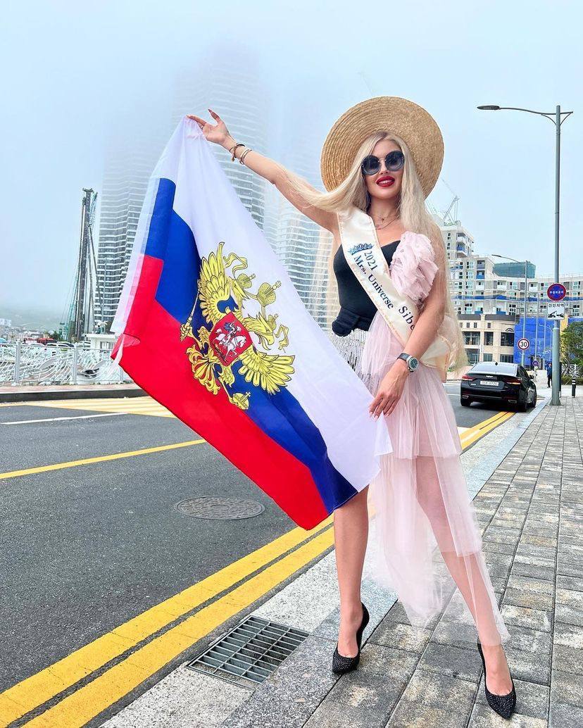 Елена представляет Россию вместе с еще четырьмя конкурсантками