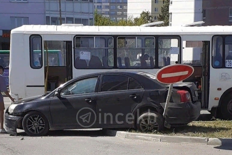 На Уктусе автобус попал в ДТП. Четырех детей увезли в больницу