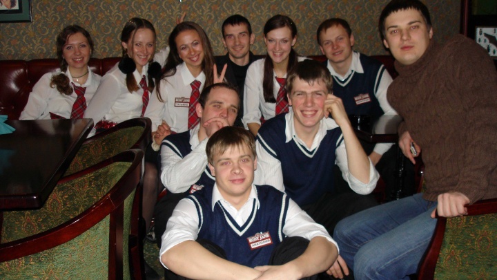 За барной стойкой сидели министры и судьи. Как отрывались тусовщики в старинном пабе Екатеринбурга (ищите себя на фото)