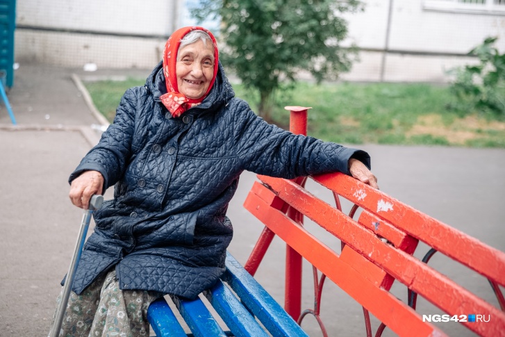 Пенсионеры продолжают работать. Пенсионерка 90 лет. Кузбасс бабка. Женщины старше 70 лет Кашира.