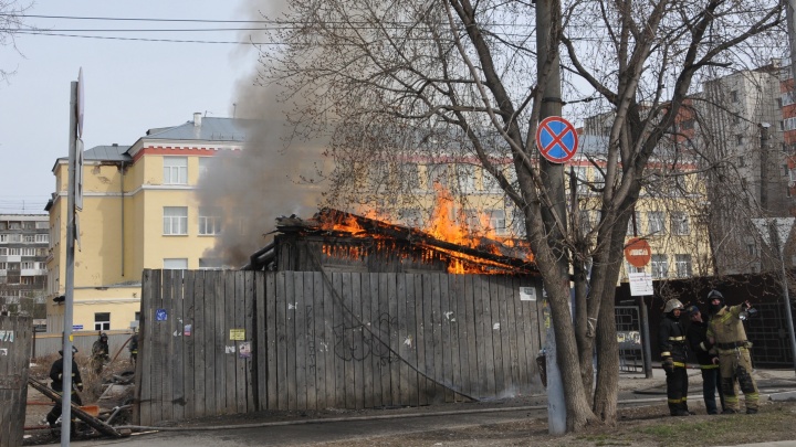 У Центрального рынка в Перми сгорел деревянный дом