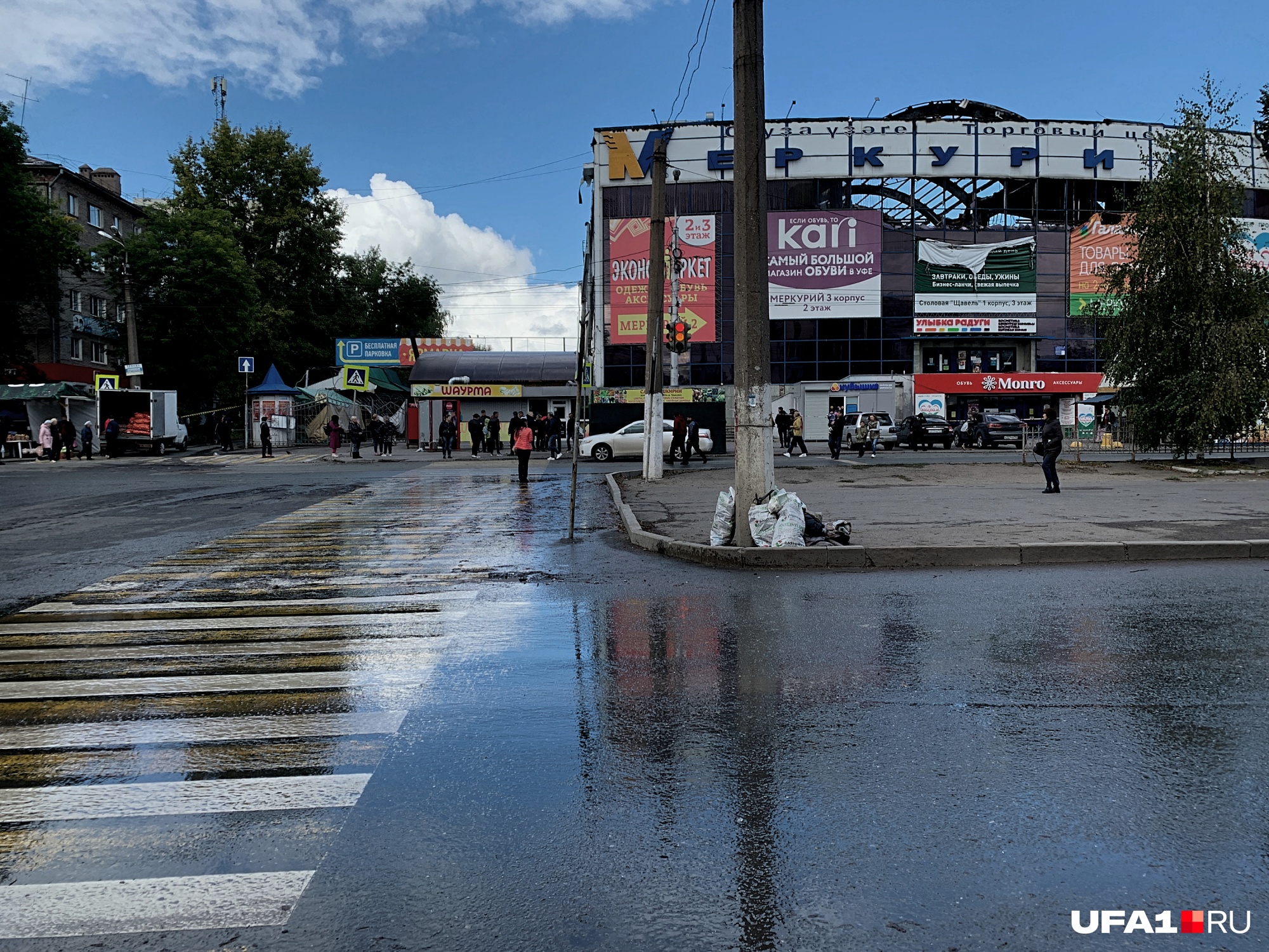 Из здания выливается вода, которой тушили огонь