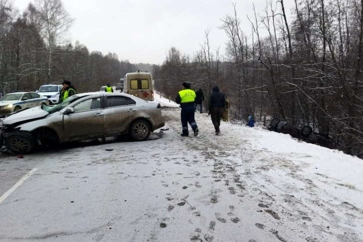 По данным полиции, 36-летняя автомобилистка за рулем Mitsubishi Lancer пошла на обгон по встречке, но близкие не верят, что она была за рулем. Эта машина принадлежит другу, с которым женщина поехала в Златоуст По данным полиции, 36-летняя автомобилистка за рулем Mitsubishi Lancer пошла на обгон по встречке, но близкие не верят, что она была за рулем. Эта машина принадлежит другу, с которым женщина поехала в Златоуст