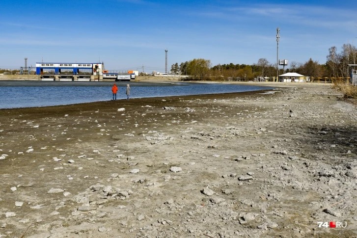 Весной так выглядел берег обмелевшего Шершневского водохранилища, сейчас ситуация изменилась