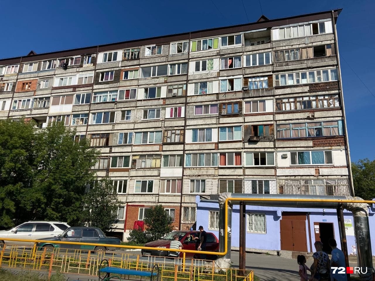 После того, как девочка пропала из пансионата на Судостроителей, там сделали маломальский косметический ремонт — покрасили в яркий цвет входную группу и первый этаж. Возможно, это сделали из-за обильного внимания прессы После того, как девочка пропала из пансионата на Судостроителей, там сделали маломальский косметический ремонт — покрасили в яркий цвет входную группу и первый этаж. Возможно, это сделали из-за обильного внимания прессы