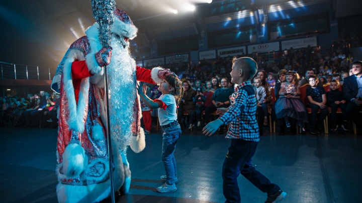 Альпинист с QR-кодом: сколько стоит поздравление от Деда Мороза и Снегурочки в Кузбассе