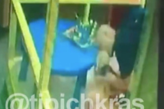 В Сочи белгородец поцеловал трехлетнюю девочку в детской комнате ТЦ. Его задержали и доставили в отдел