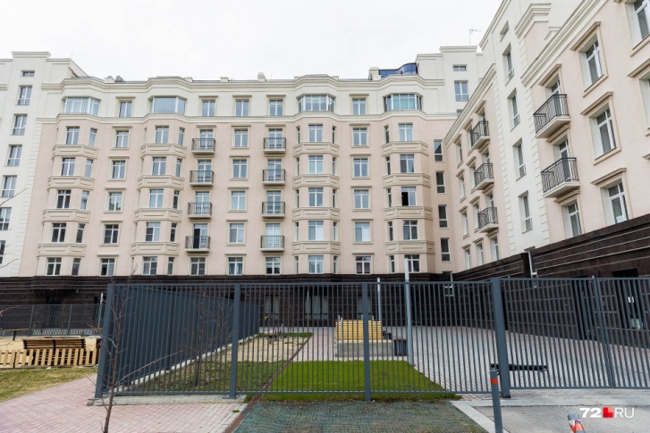 Стоимость квартир в домах ЖК «Осипенко» составляет от 230 тысяч рублей за квадратный метр, поэтому позволить себе купить тут жилье могут только очень обеспеченные тюменцы
