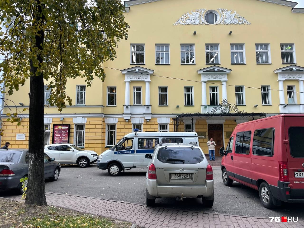 У театра дежурит полиция У театра дежурит полиция