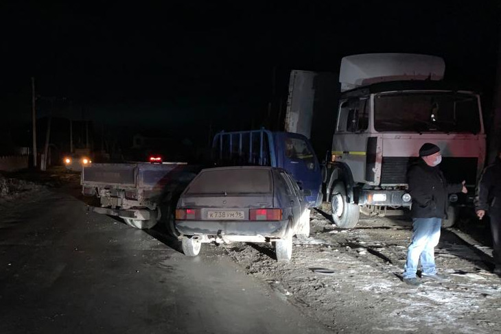«Не рассчитал траекторию». В Екатеринбурге водитель грузовика устроил ДТП с двумя пострадавшими
