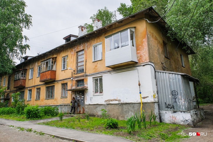 27 июня в этом доме на улице Александра Щербакова произошел пожар, в котором погиб двухлетний мальчик
