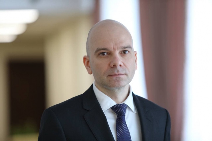 До переезда в Ярославскую область Алексей Доронкин работал в Министерстве экономического развития России, в управлении контроля размещения государственного заказа ФАС России и в министерстве цифрового развития, связи и массовых коммуникаций До переезда в Ярославскую область Алексей Доронкин работал в Министерстве экономического развития России, в управлении контроля размещения государственного заказа ФАС России и в министерстве цифрового развития, связи и массовых коммуникаций