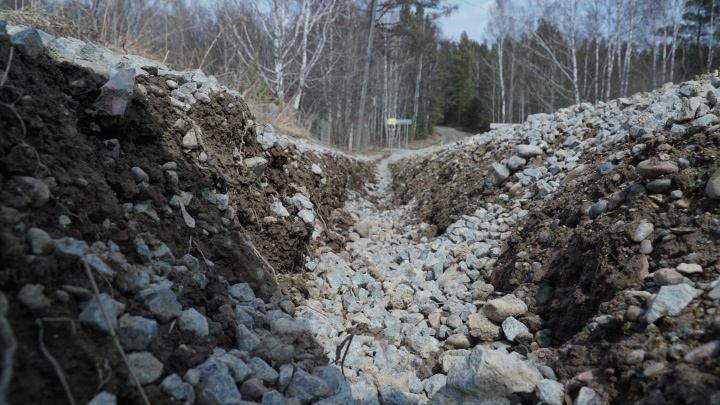 «Тут дай бог половину потратили из 44 миллионов!»: дорога в Берёзовском районе разрушилась через год после ремонта