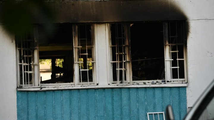Пожарного инспектора МЧС, который закрывал глаза на нарушения в сгоревшем хостеле, задержали