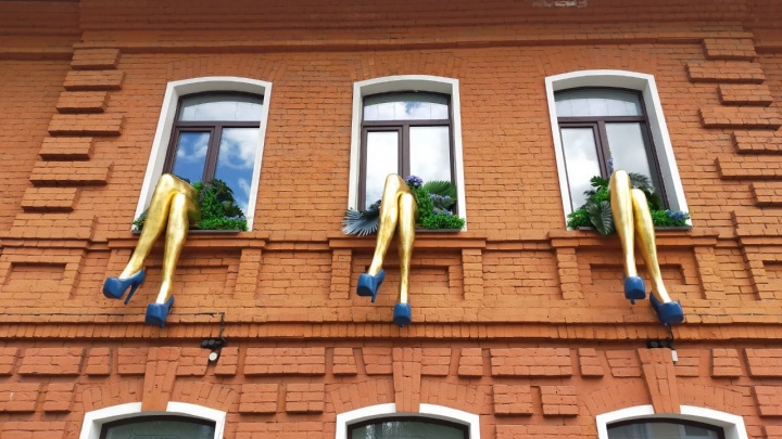 Креатив или пошлость: в Ярославле из окон дома-памятника свесили золотые женские ножки