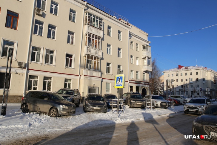 На Советской машины паркуют прямо на тротуаре