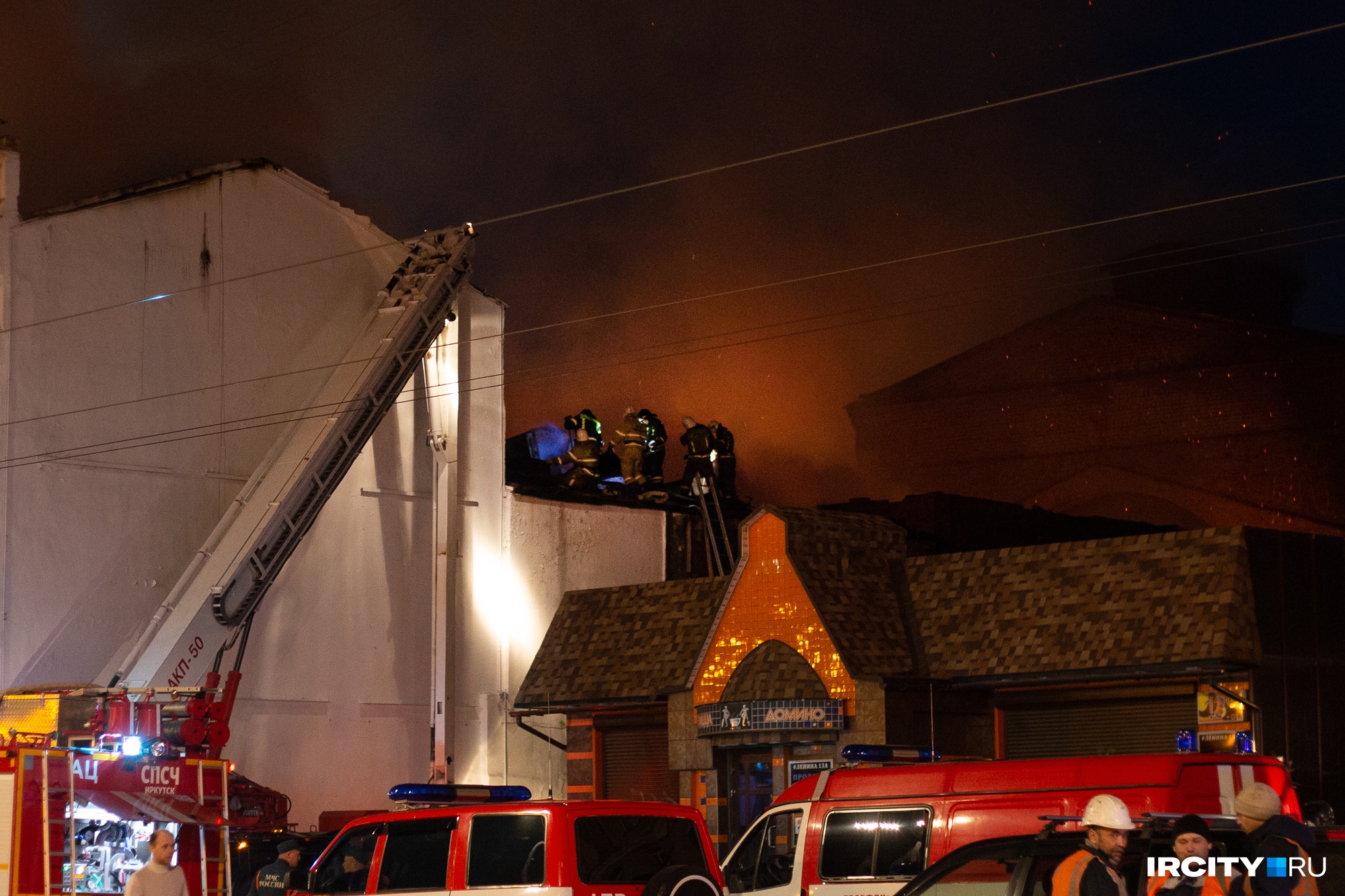 Пожарные работают на крыше горящего здания 13 мая