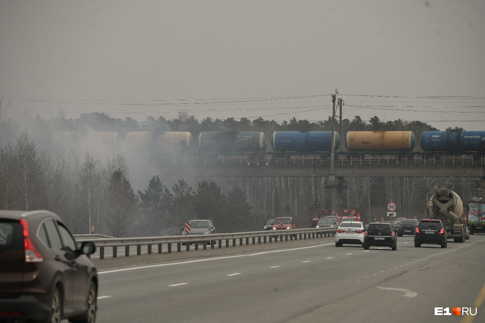 Дым и огонь возле железнодорожного моста