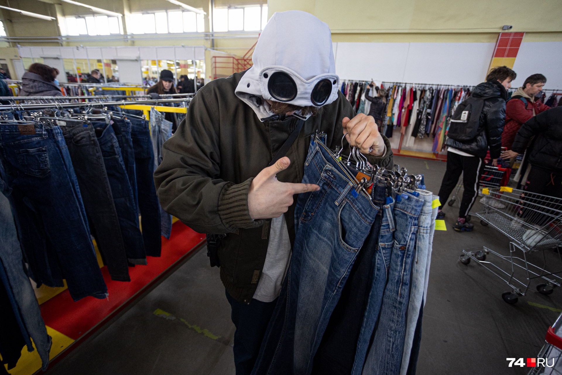 Практически половина всех покупателей — школьники, ищут модную недорогую одежду
