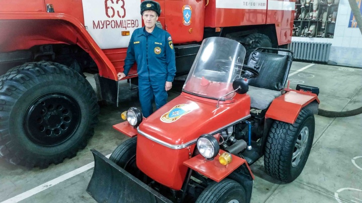 Омский пожарный смастерил трактор-снегоуборщик из старых деталей машин