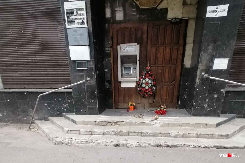 Такой спонтанный мемориал появился на днях в Донецке на месте падения снаряда