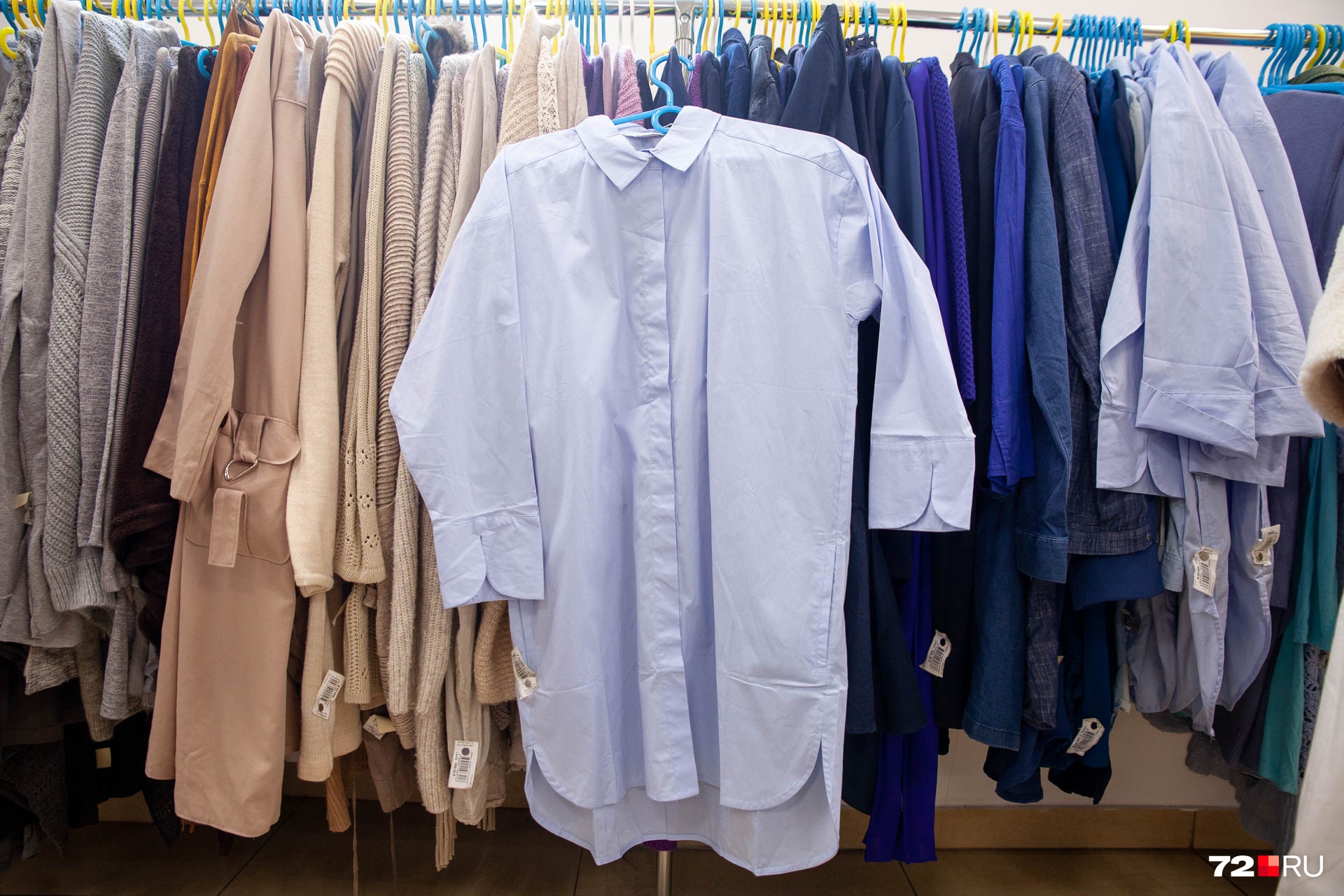 В «Мегахенде» много однотонных хлопковых рубашек, которые аккуратно развешаны по цветам