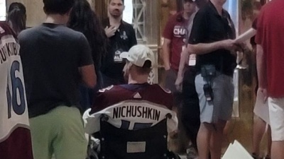 Валерий Ничушкин прибыл на чемпионский парад «Колорадо» в инвалидном кресле