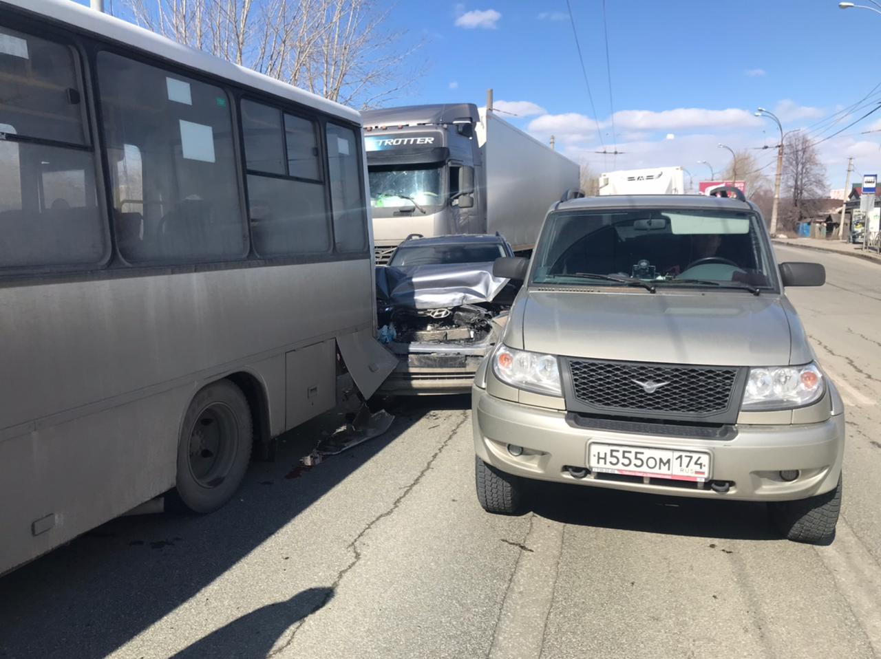 В Екатеринбурге пьяный водитель грузовика устроил массовое ДТП с автобусом и двумя легковушками