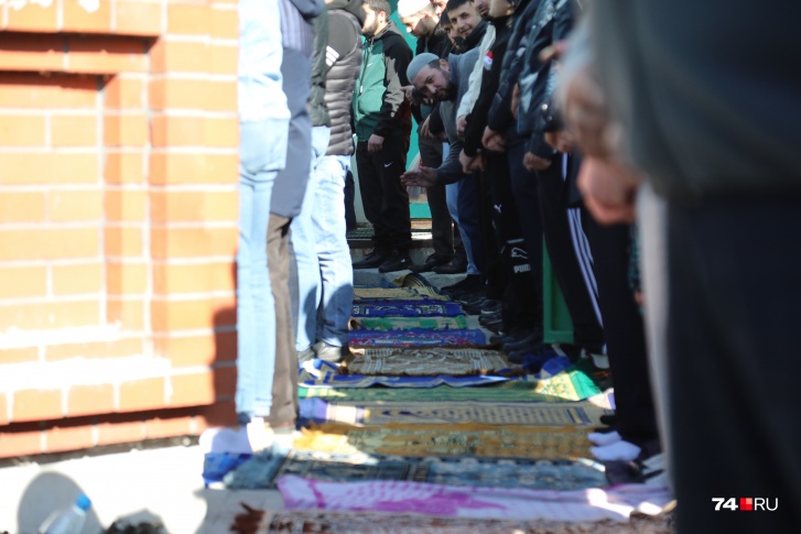 Сегодня утром в мечети на Елькина собрались сотни мусульман