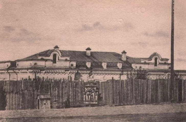 Дом Ипатьевых, на месте которого сейчас Храм на Крови, обнесли забором Фото: Wikipedia.org