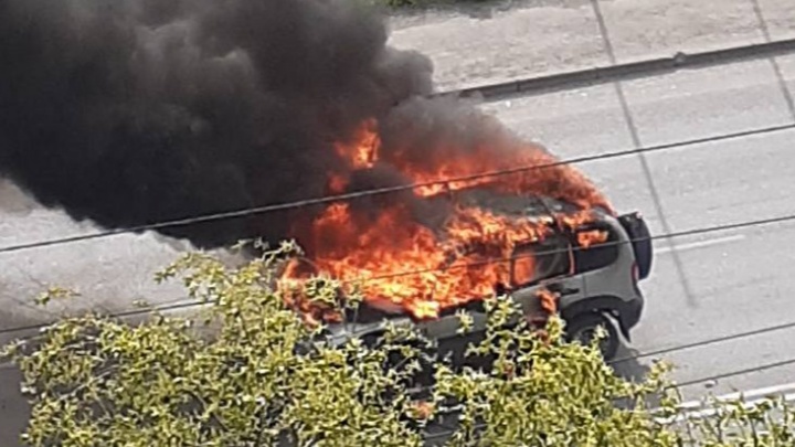 В Челябинске водитель и пассажиры вспыхнувшей на ходу машины госпитализированы с ожогами