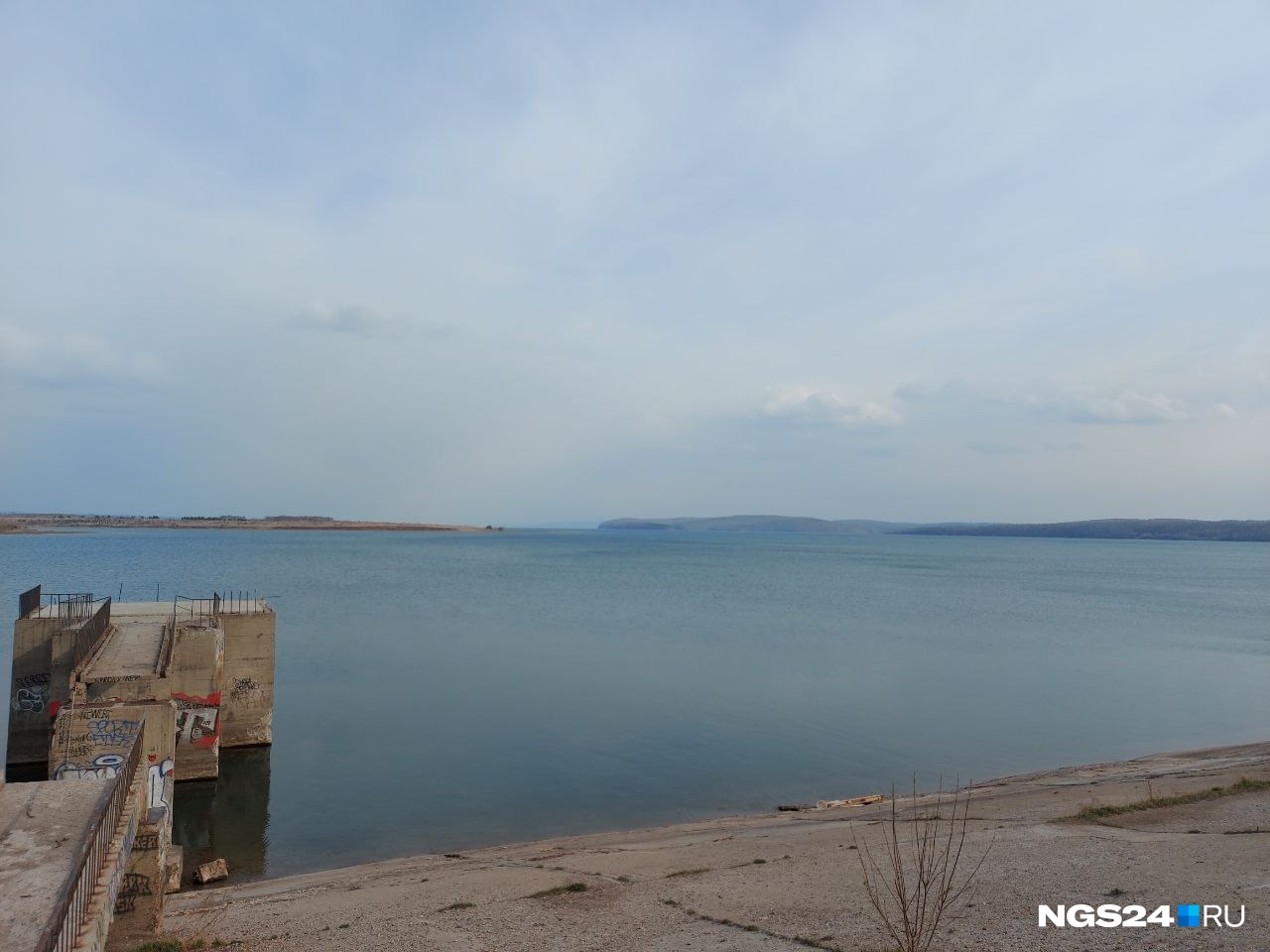 Вид на водохранилище с плотины Иркутской ГЭС