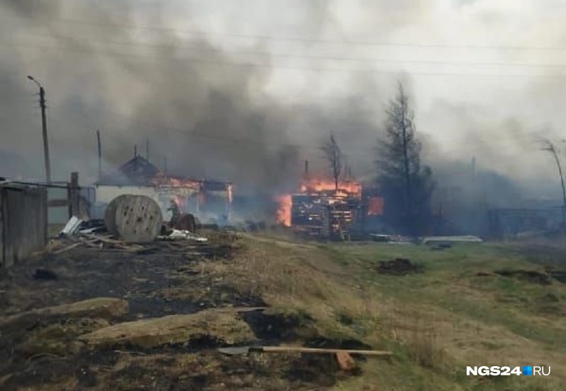 В Уяре мощный пожар В Уяре мощный пожар